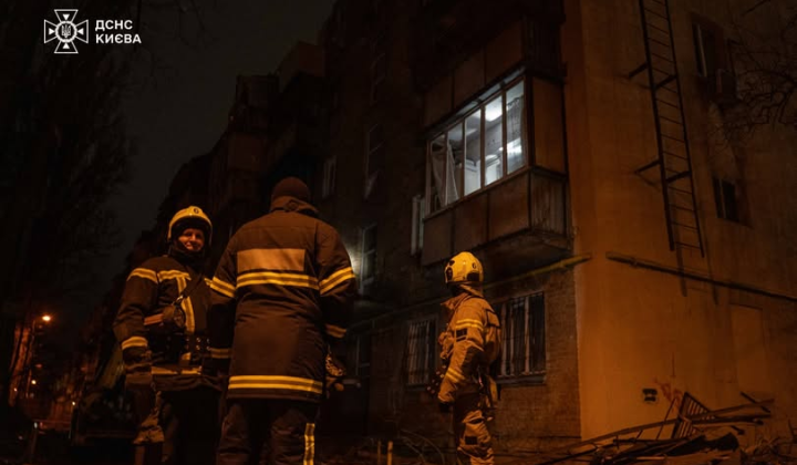 Рятувальники працюють на місці атаки