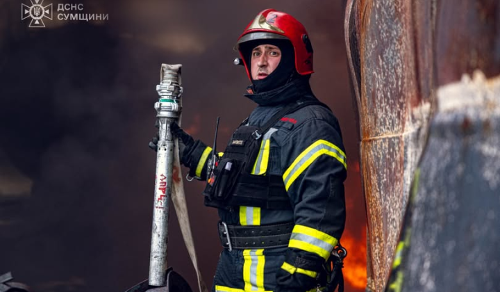 Спасатели тушат пожар в Украине