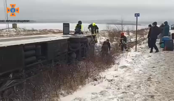 Автобус з пасажирами перекинувся