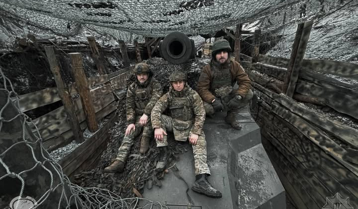 Поліцейські ведуть вогонь по ворогу