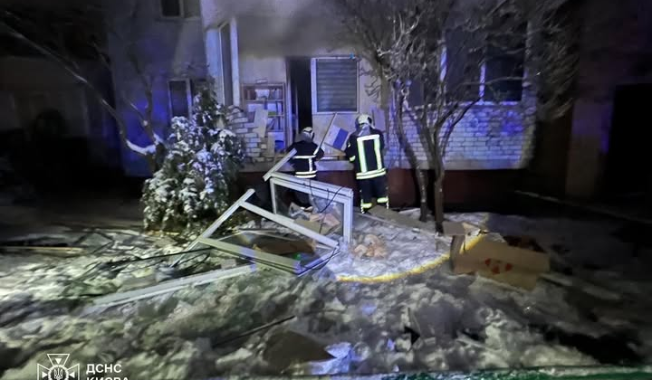 Рятувальники допомагають чоловіку