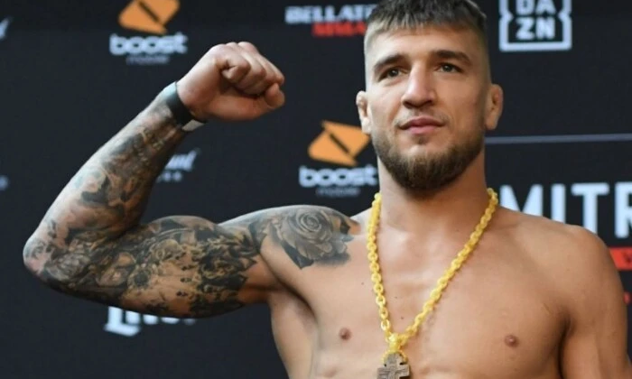 Український боєць здобуває перемогу на UFC 328