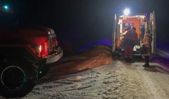 Рятувальники Львівщини несуть 76-річну жінку на ношах