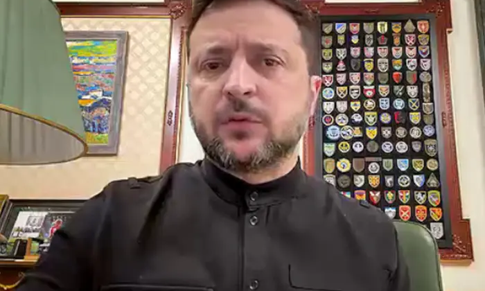 Зеленський слухає доповідь на фронті
