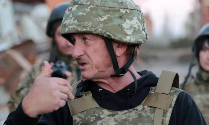 Sean Penn with Oscar in Ukraine
