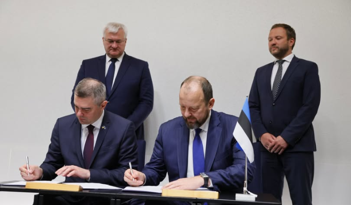 Флаги Украины и Эстонии перед консульством