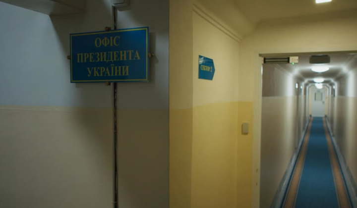Руины войны на фоне Киева