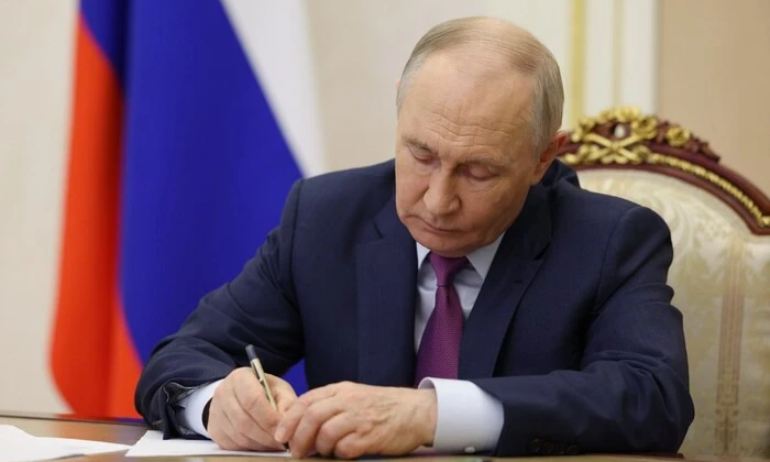 Image of Zelensky and Putin meeting