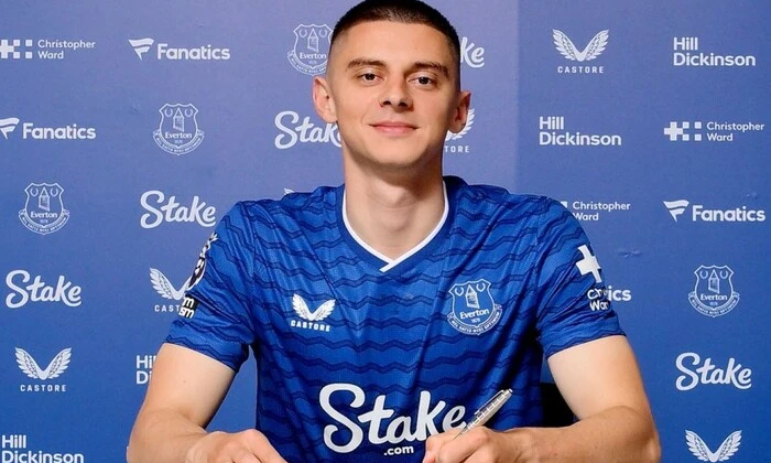 Mykolenko signed a contract with Everton