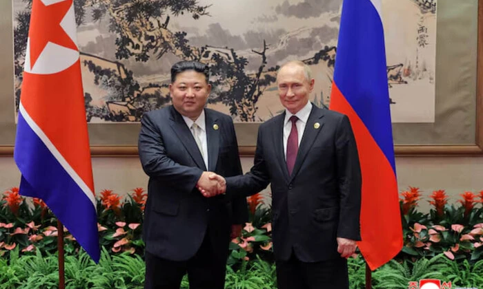 Putin and Kim Jong Un against the backdrop of a New Year tree
