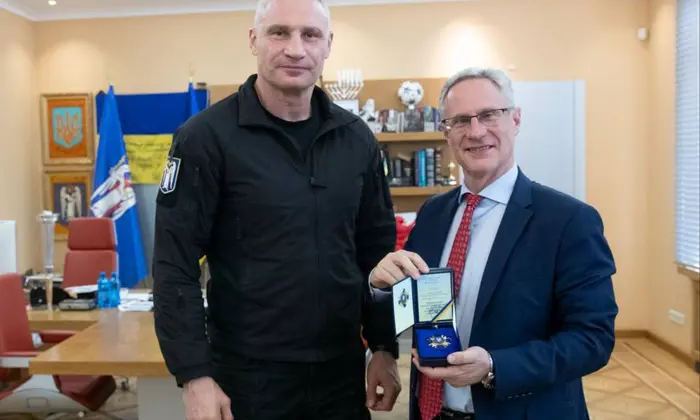 Кличко награждает посла Израиля