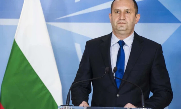 Болгарська символіка на фоні українського прапору