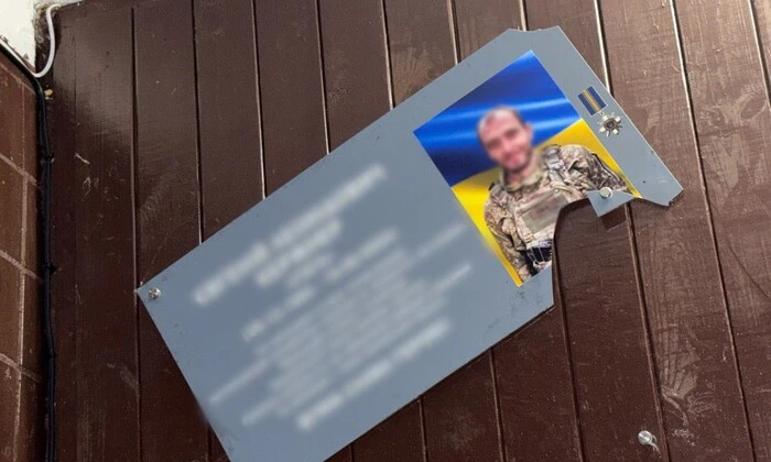 Пьяный мужчина повреждает мемориальную доску