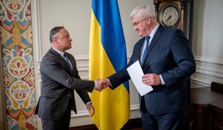 Флаг Украины на фоне глобуса
