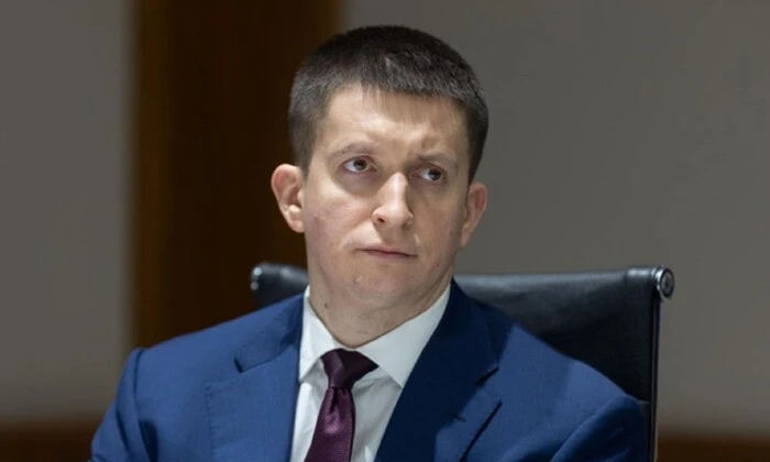 Портрет Виктора Дубовика на фоне АРМА