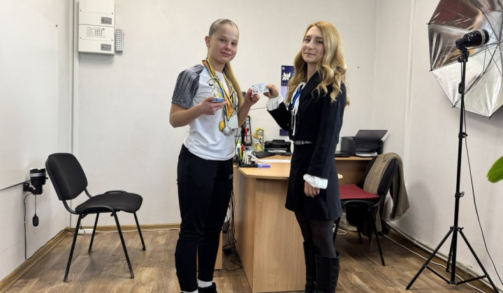 14-річна футболістка отримує перший паспорт