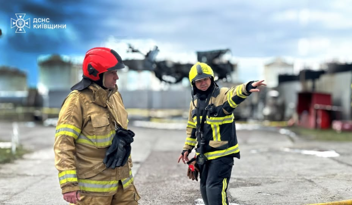 Extinguishing a large fire in Kyiv region