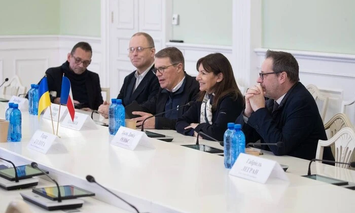 Отправка 8 генераторов из Парижа в Киев