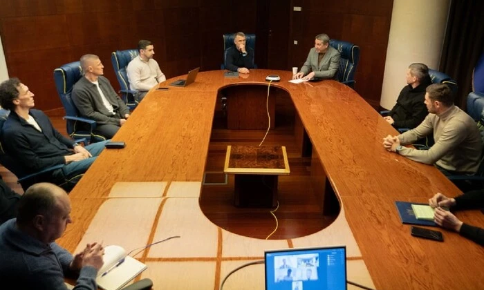 Sergiy Rebrov holds a meeting with coaches