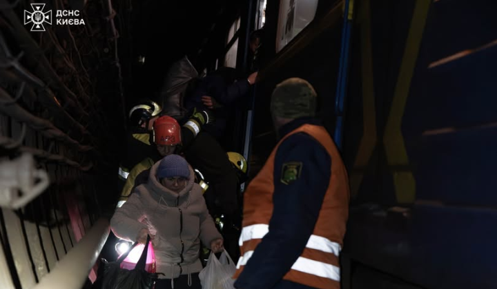 Люди виводять з потягів метро