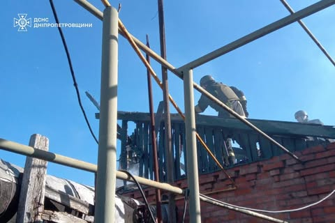 Російські війська атакують Дніпропетровщину: постраждав чоловік, горять будинки