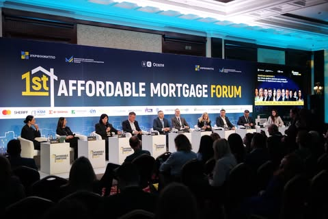 People are applying for a mortgage in the bank