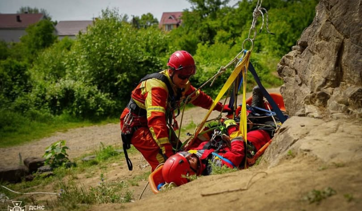 Українські рятувальники на курсах верхолазів