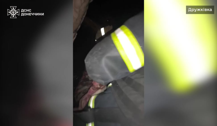 Евакуація жінки з-під завалів в Дружківці