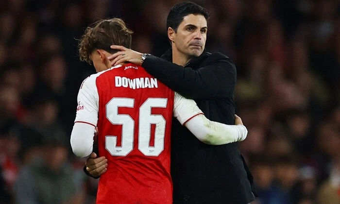 Max Doomen in Arsenal jersey