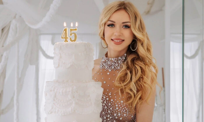 Співачка Валевська на сцені