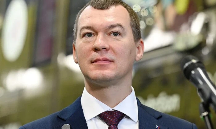 Людина з документами в руках
