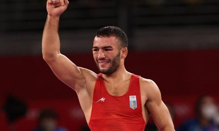 Belenyuk and Nasibov in MMA cage