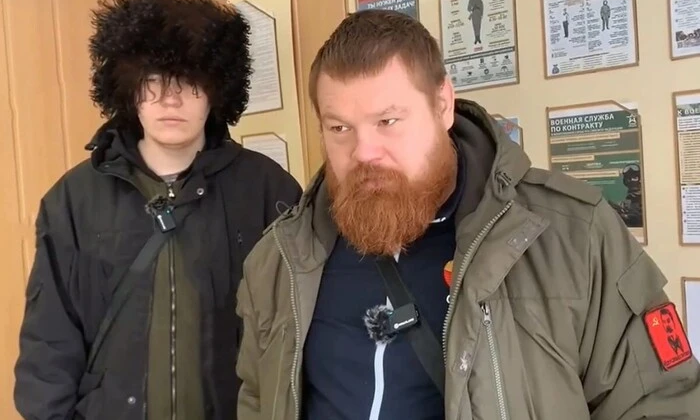 Макет дагестанского флага и бойца ММА