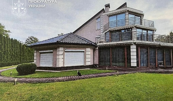 Illegal building on Trukhaniv Island