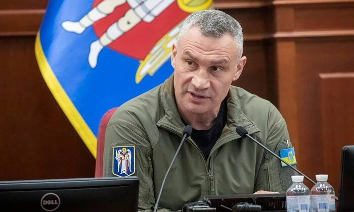 Вантажний віконник і квіти на фоні