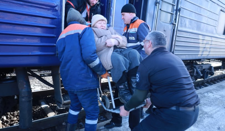 Евакуація з Донецької області: волонтери та Укрзалізниця
