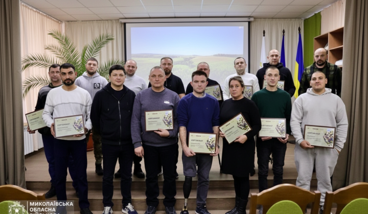 Віталій Кім передає сертифікати родинам