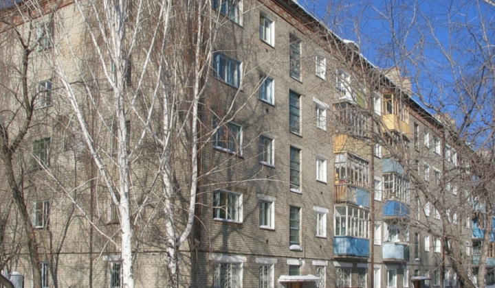 Стара хрущівка в зимовий холод
