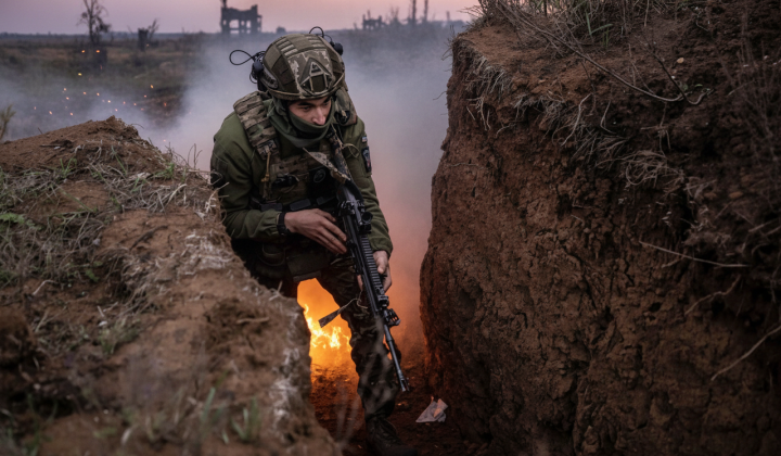 Мобілізовані та правозахисник на фоні