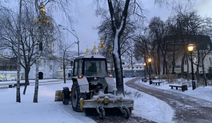 Київ очищає вулиці від снігу