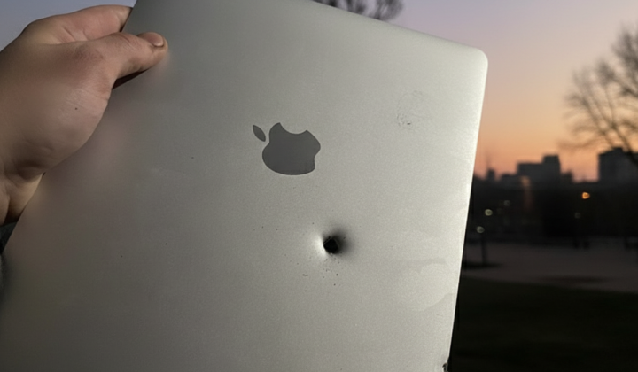 MacBook остановил снаряд для бойца