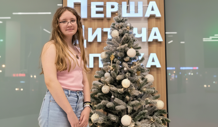 Врачи удаляют иглу из руки