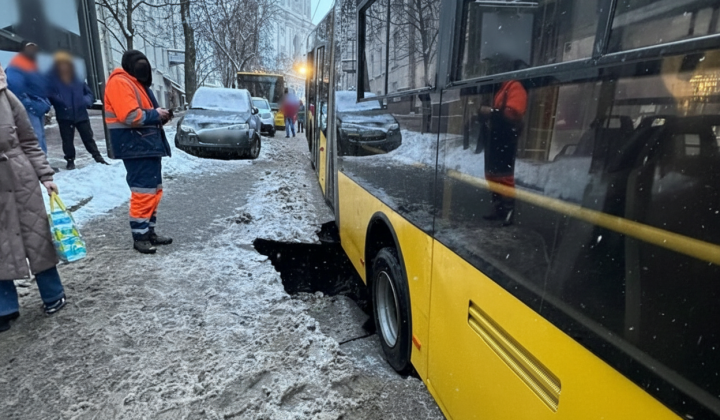 Тролейбус у ямі на дорозі