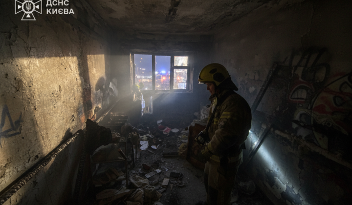 Пожежа у житловому будинку Києва: рятувальники врятували одну людину