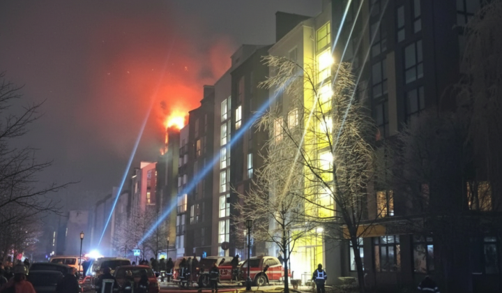 Військовий кореспондент рятує дитину з горящого будинку