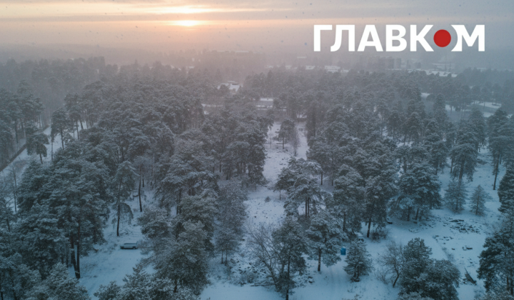 Комунальники очищають зливоприймачі від снігу