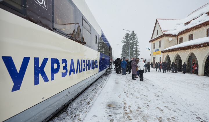 Укрзалізниця змінює рух поїздів через обстріли: можливі затримки