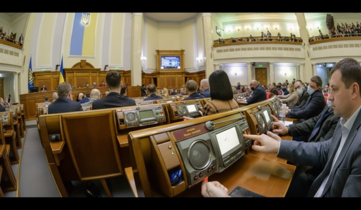Декілька купюр доларів на темному тлі