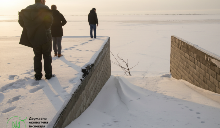 Государственные инспекторы раскрывают незаконное строительство на берегу Киевского водохранилища