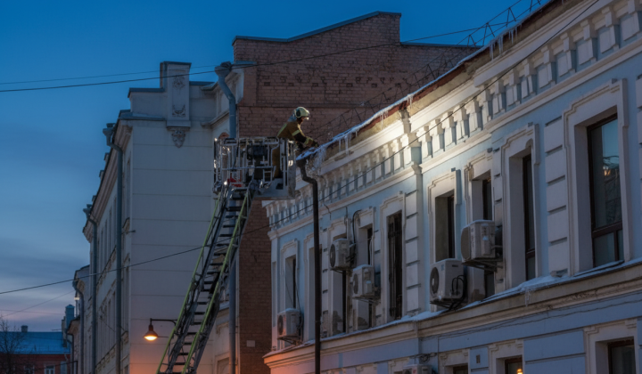 ДСНС збиває бурульки з будівлі влади